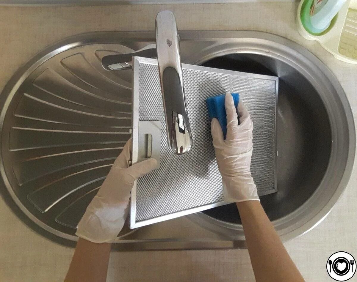Очистить вытяжку от жира в домашних. Мытье вытяжки. Мытье вытяжки на кухне. Очистка вытяжки. Мытье решетки от вытяжки.