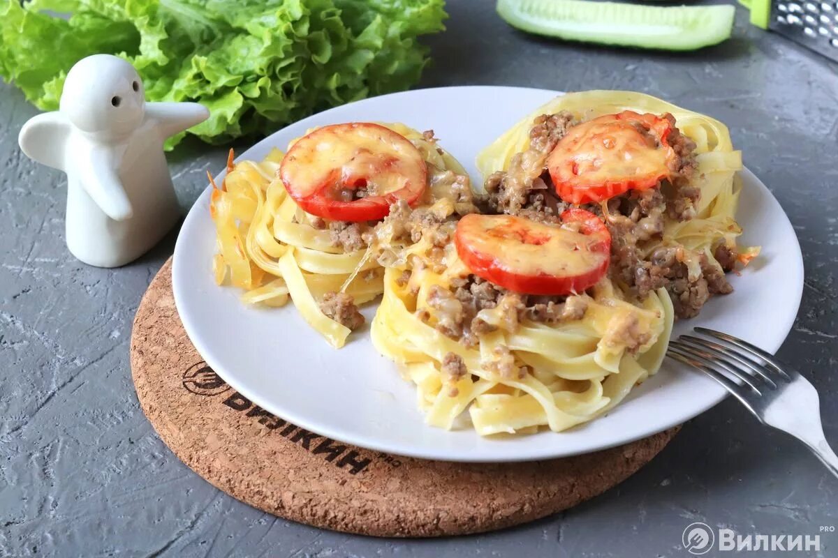 Макароны гнезда с сыром и помидорами. Гнёзда из макарон. Макароны гнезда блюда. Ужин гнезда с фаршем. Макаронные гнезда с фаршем.