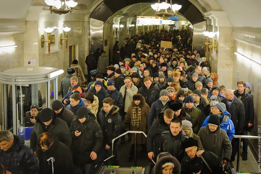 Эскалатор метро 1905 года. Очередь в Московское метро. Толпа сотрудников метрополитена. Люди в метро зимой.