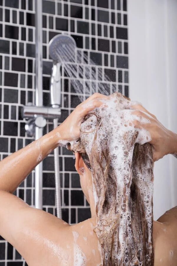 Волосы в душе. Шампунь в душе. Мытье головы. Моется в душе. Мыть голову в душе