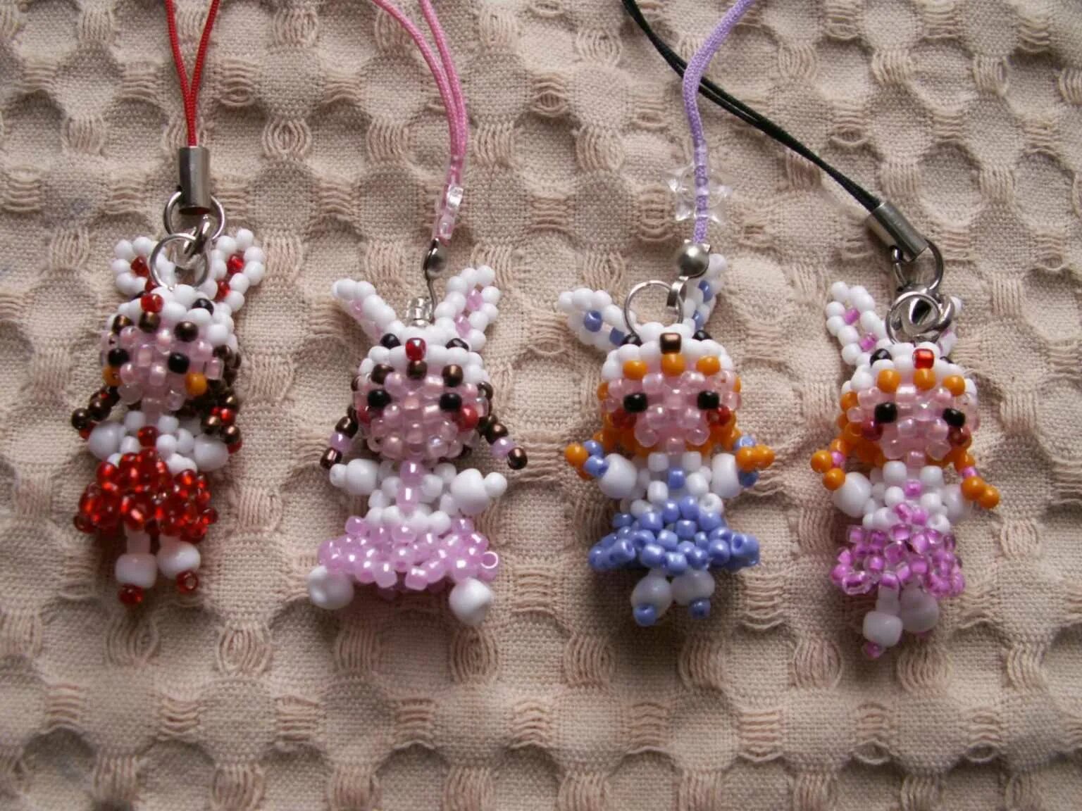 объемный брелок из бисера. брелки из бисера. брелки из бисера. плоские брелки из бисера. объемный брелок из бисера.