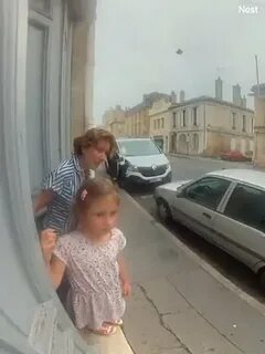 Нападает на детей женщина