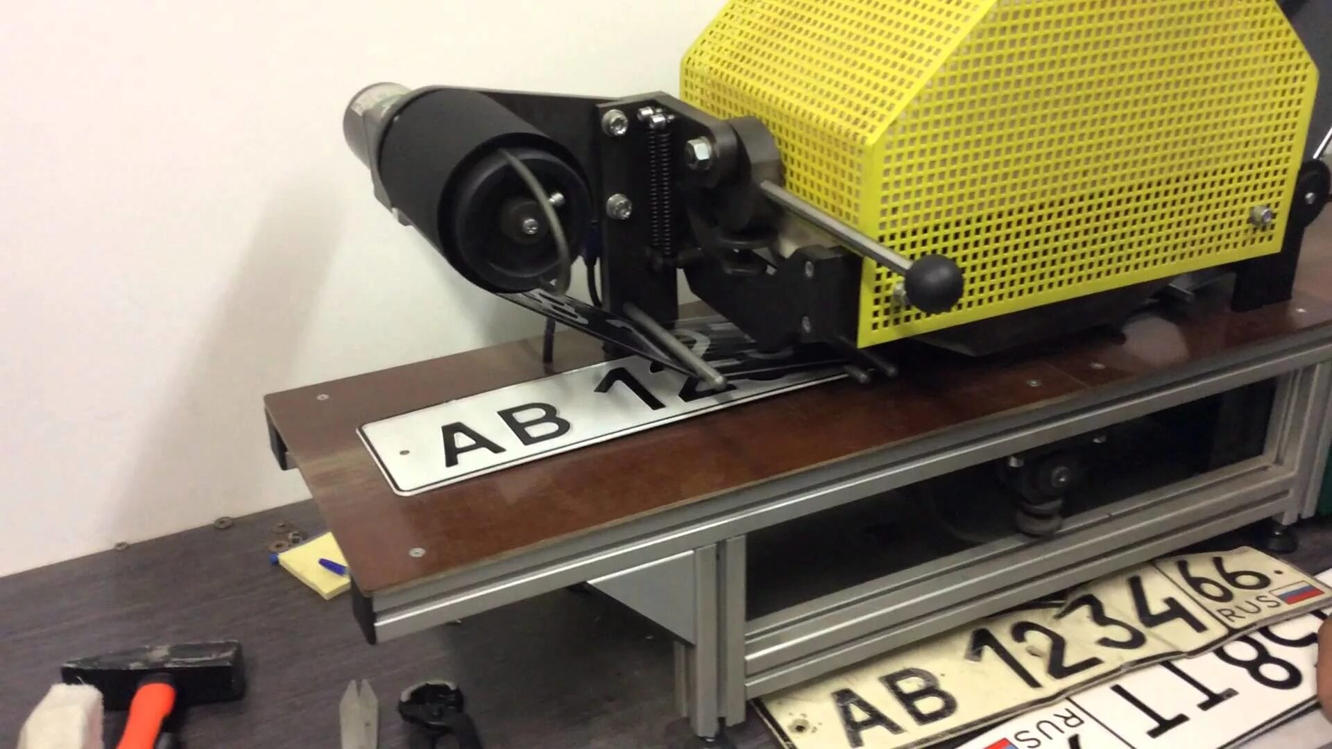 Изготовитель номерных знаков. Изготовитель номерных знаков. Оборудование для изготовления автомобильных номеров. Номера машин. Электронный номерной знак.