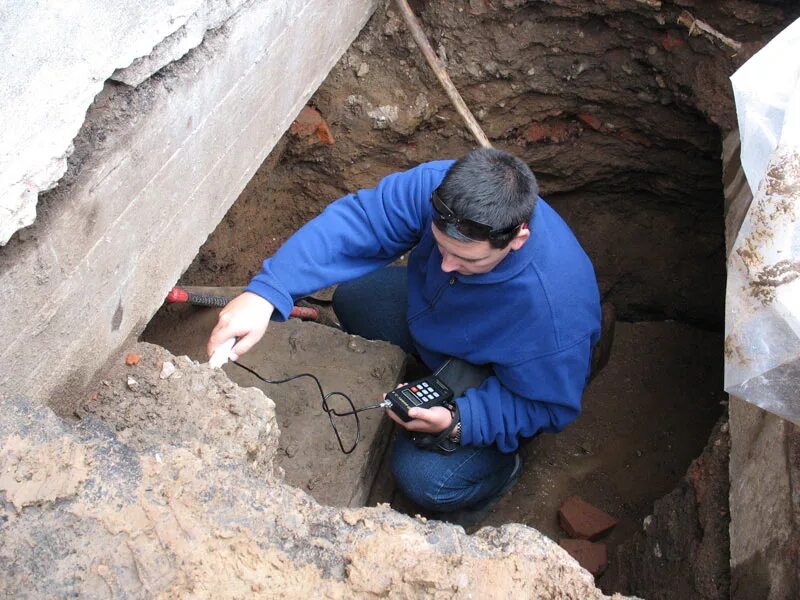 Экспертиза фундамента. Обследование фундаментов фото. Стройэкспертиза фундамент. Шурфы для обследования фундамента. Техническое обследование фундаментов.