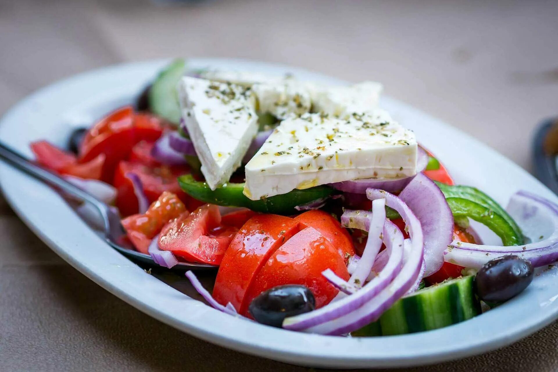 Греческий классик. Greek Salad(греческий салат). Хорьятики греческий. Сыр халуми. Греческий с фетой.