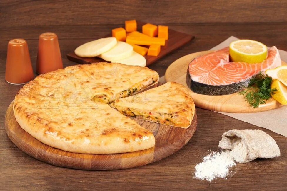 Осетинский пирог с сыром и зеленью. Осетинский пирог с рыбой. Пирог осетинский с рыбой и сыром. Осетинский пирог с красной рыбой. Пирог осетинский с форелью.