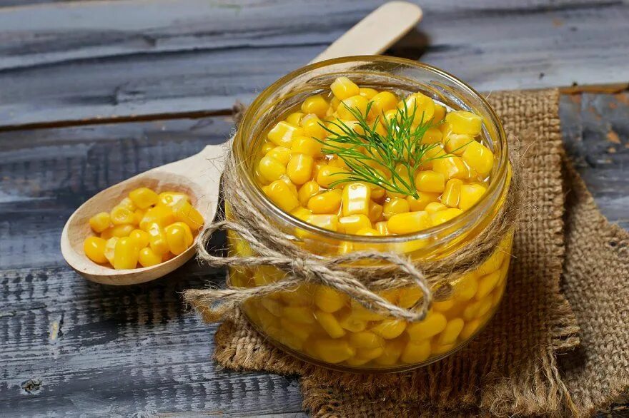 Кукуруза консервированная на зиму в початках. Консервированные кукурузные початки. Кукуруза в початках на зиму. Закрутка кукурузы на зиму. Рецепт маринованного кукурузы.