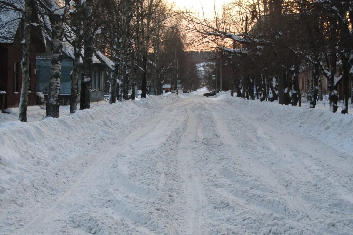 Наличие снега на дорогах. Дорога засыпана снегом. Улица засыпанная снегом. Улица присыпанная снегом. Снежная улица засыпанная снегом.