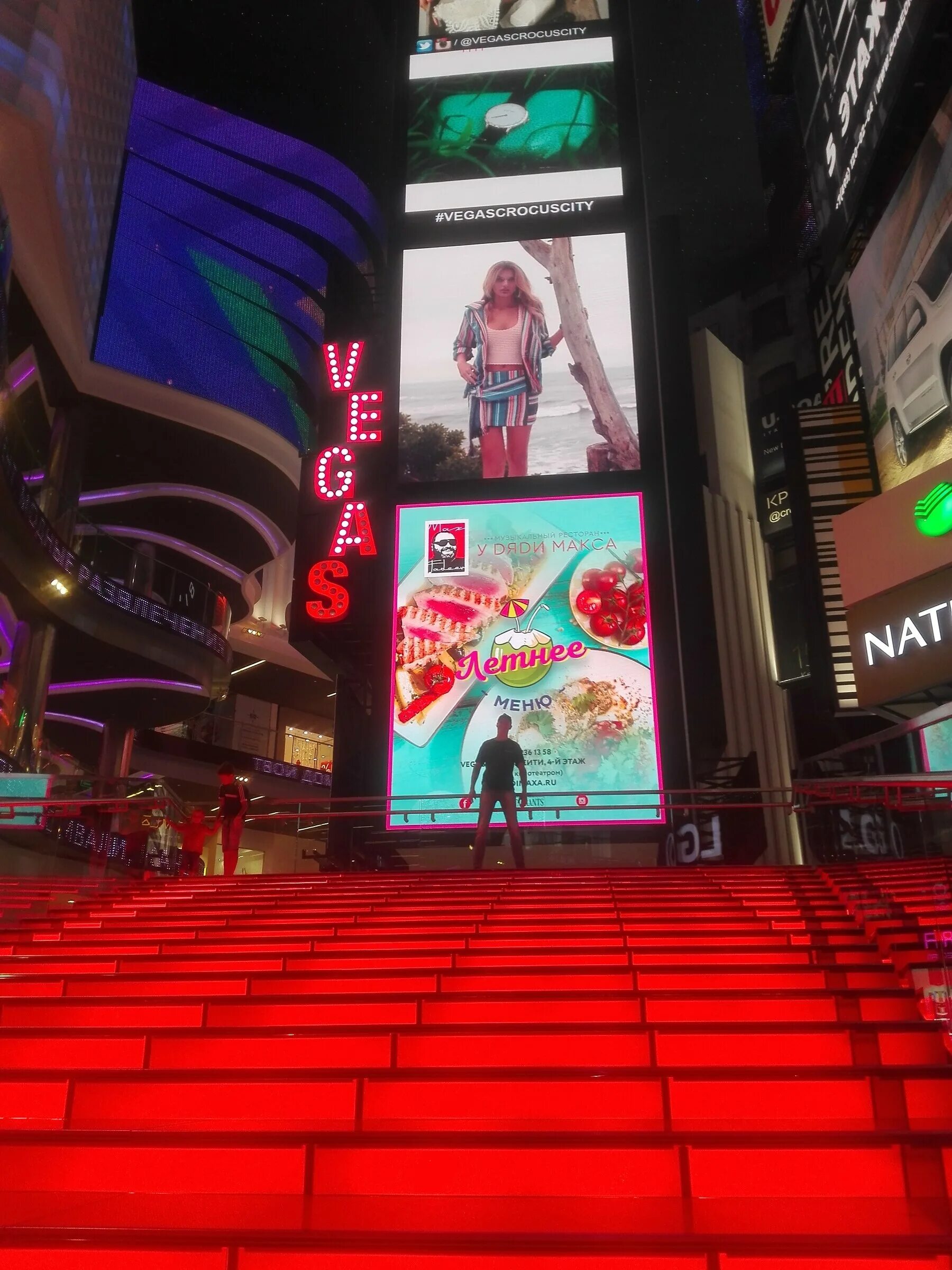 Times Square Вегас Крокус Сити. Vegas Крокус Сити, Красногорск. Красногорск торговый центр Вегас Крокус Сити. Красная лестница Вегас Крокус. Кадры пыток крокус сити