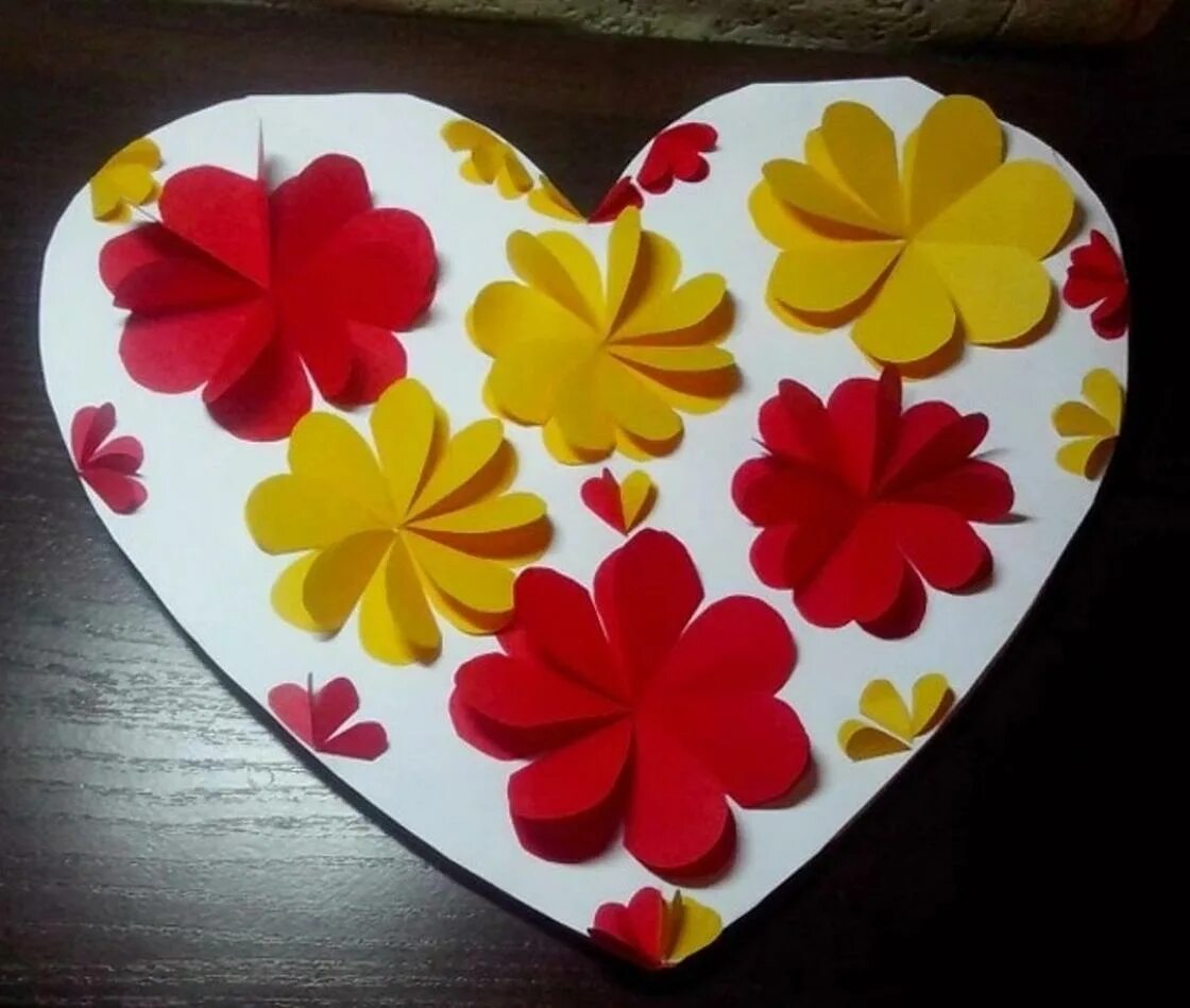 Подарок маме сердечки. Сердечко из ниток своими руками. Подарок маме сердечко. Подарок маме. Поделка подарок маме.