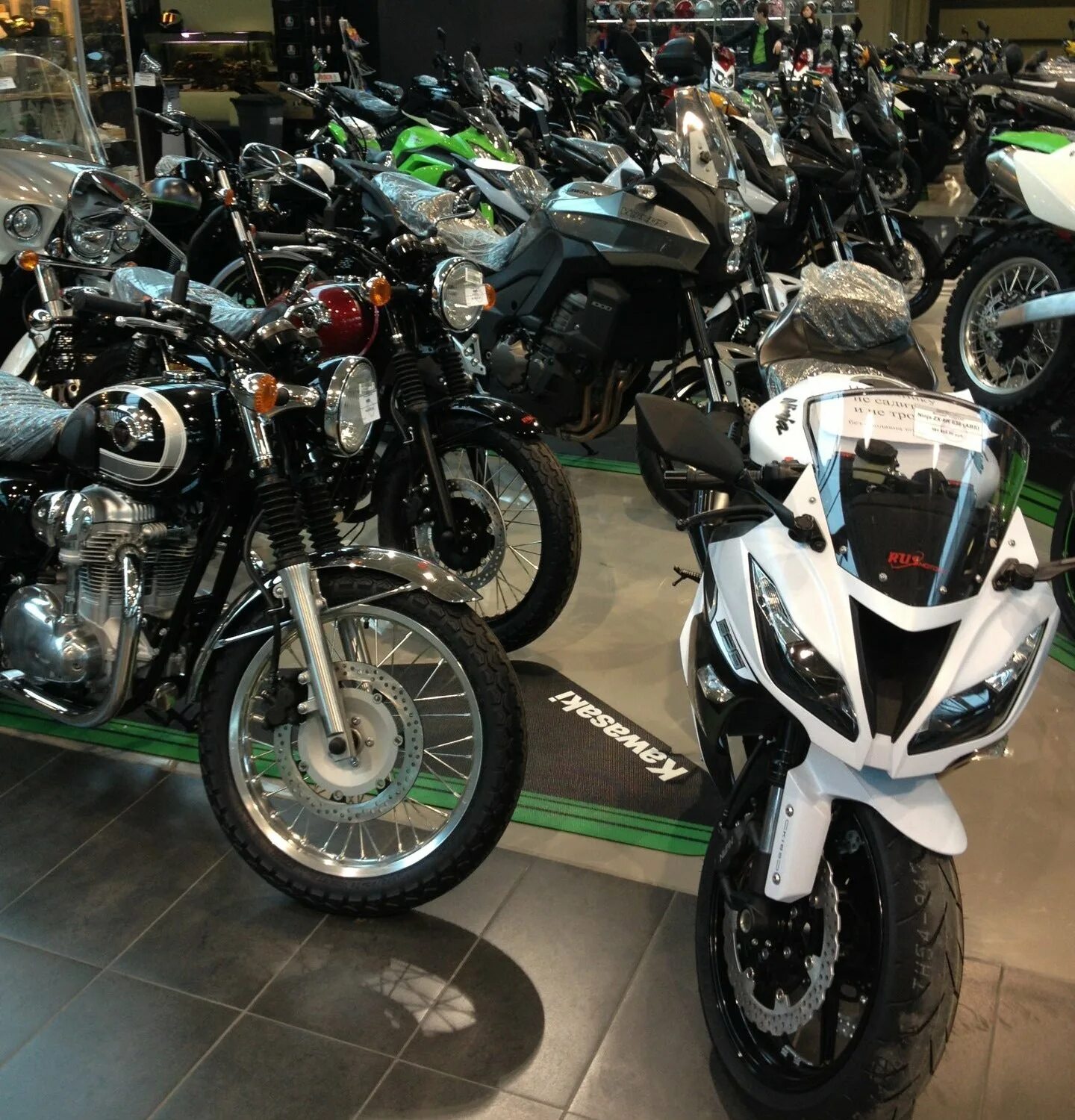 Мотосалон москва кавасаки. Кавасаки москва. Магазин кавасаки. Кавасаки москва. Zx6r kawasaki 2024.