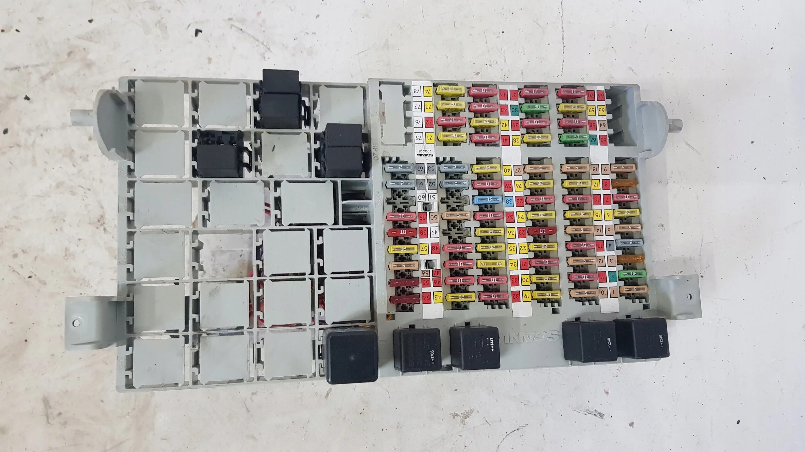 Расшифровка предохранителей скания. Блок предохранителей Скания 5. Блок предохранителей Scania 2166551. Блок предохранителей скания2147670. Блок предохранителей Скания 5 r420.