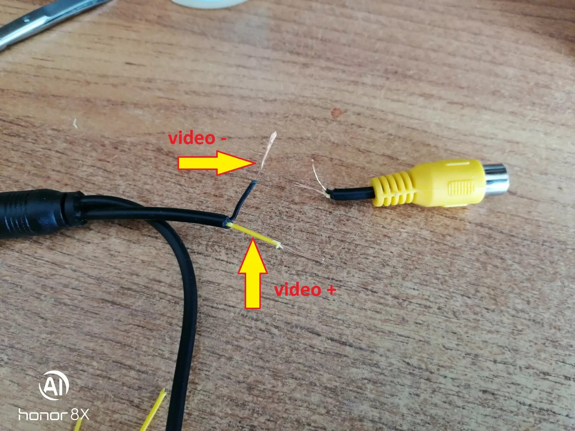 Видео кабель подключение. RCA тюльпан распайка камера заднего. Камера заднего хода миниджек 4 пина распиновка. 4 Пина разъем камеры заднего.