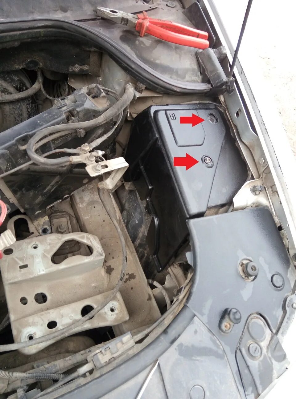 Предохранители правой фары рено меган 2 фишка на фары меган 2 Renault Megane II, 2 л, 2005 года запчасти DRIVE2