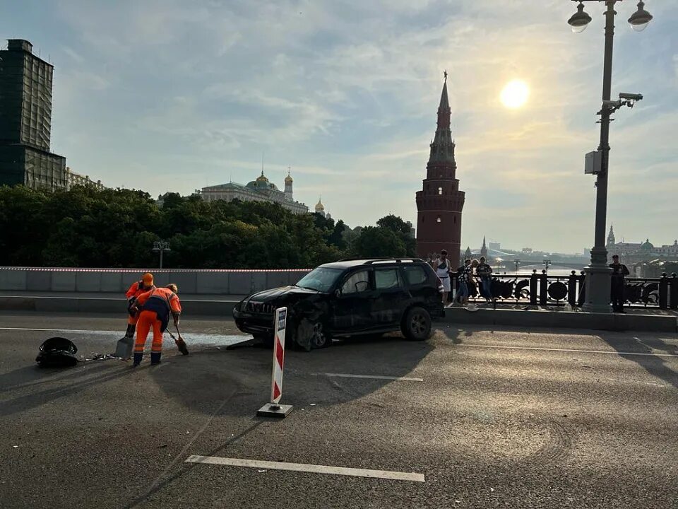 Гиб москва. ДТП большой каменный мост Москва. Москва люди. ДТП на Каменном мосту.