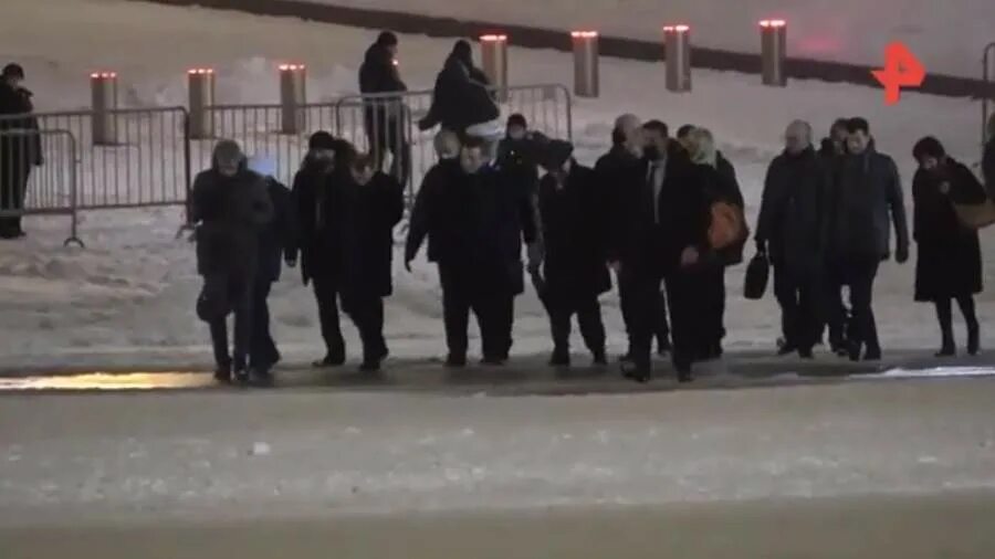 Макрон в москве фото. Прогулка макрона по красной площади. Макрон на красной площади 2022. Путин прилетел во францию. Макрон прогулка по москве.