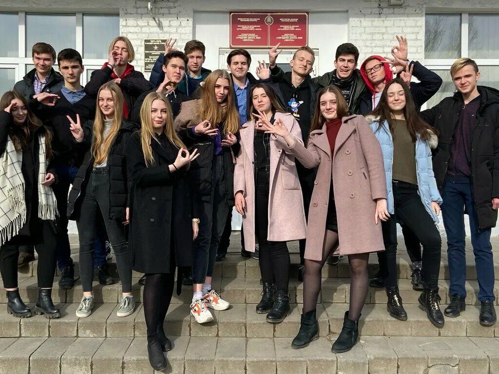 Скул бай сш. Школьники в америке. Эмблема школы. Оценки в электронном журнале. Скул бай.