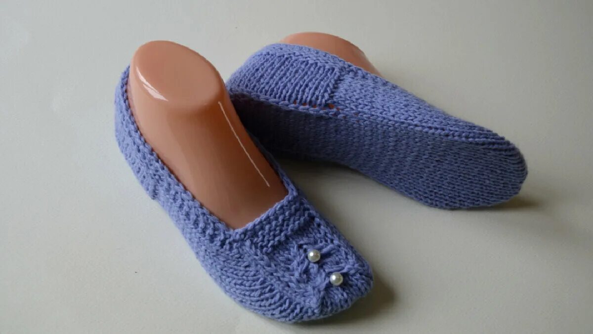 Вязаные тапочки. Описание лофереры спицами. Вязаные тапки спицами. Вязание пинеток спицами с описанием. Мокасины спицами без шва на двух спицах.