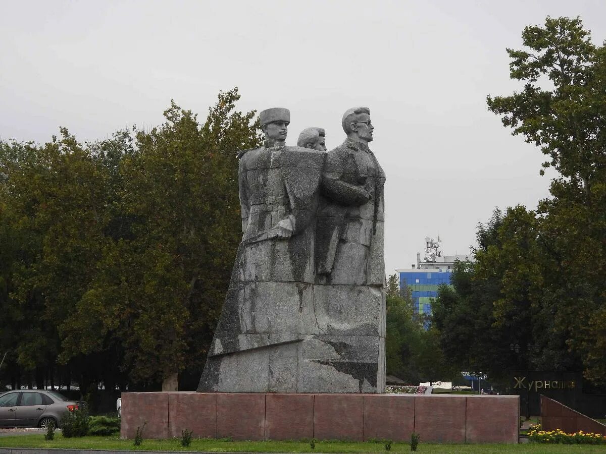 Площадь дружбы народов. Памятник дружбы народов в Грозном. Памятник Гикало в Грозном. Памятник а. шерипов, н. Гикало и г. Ахриев. Памятник Николаю Гикало Грозный.