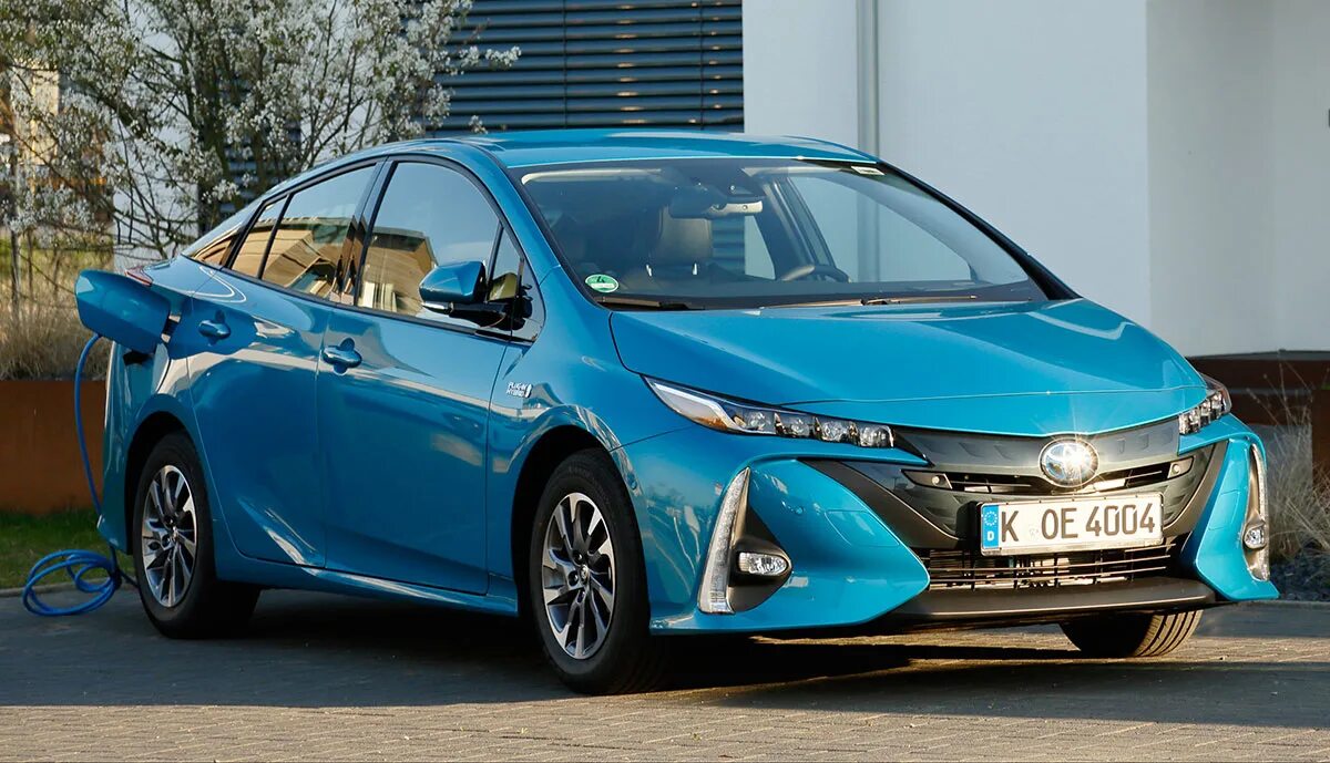 Тойота гибрид куплю россия. Toyota Prius PHV 2020. Toyota Prius Hybrid 2020. Тойота Приус гибрид 2020. Тойота Приус 2023.