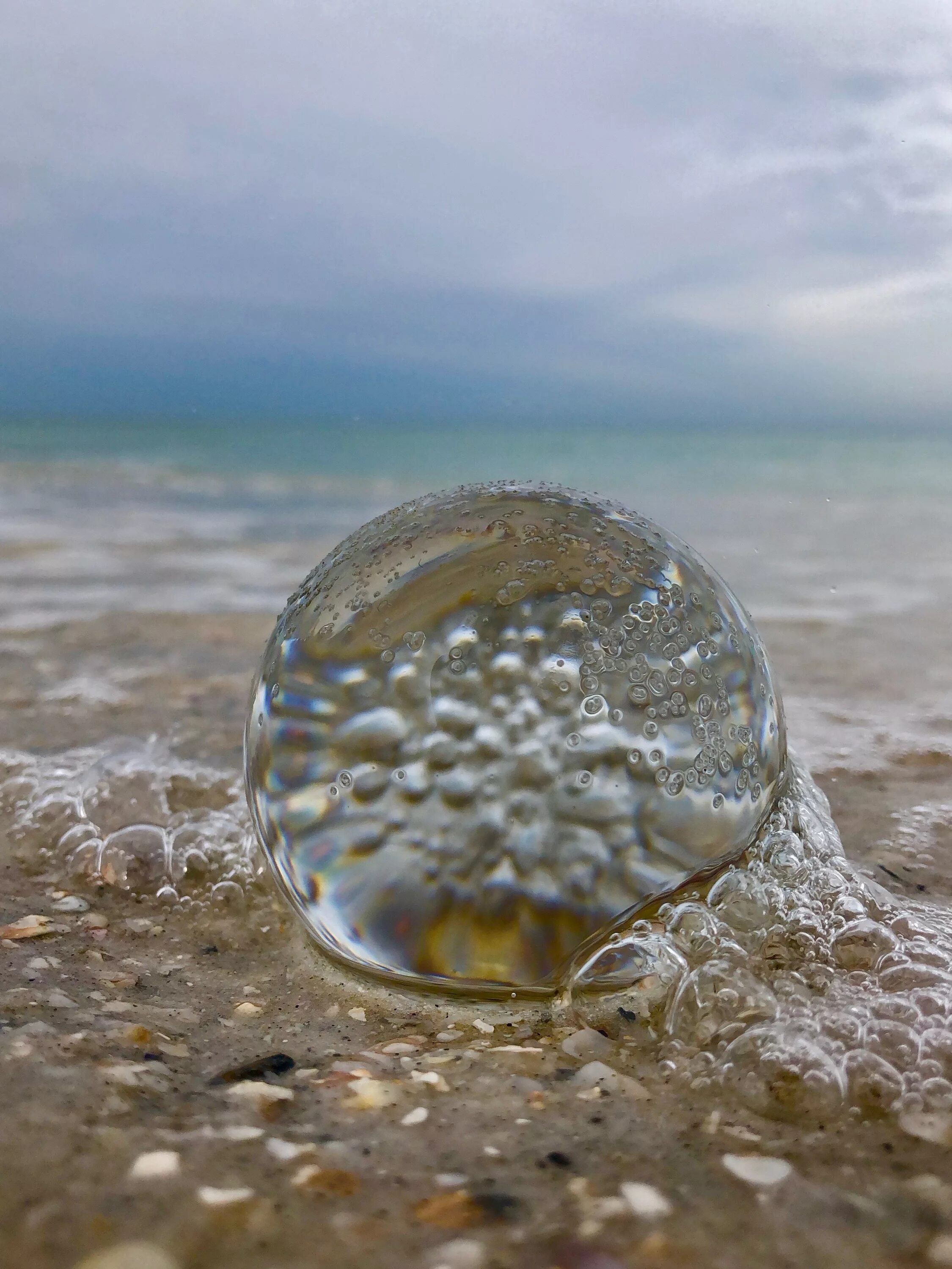 Почему в воде пузыри. Капля в океане. Пузыри в воде. Капли воды. Макросъёмка воды.