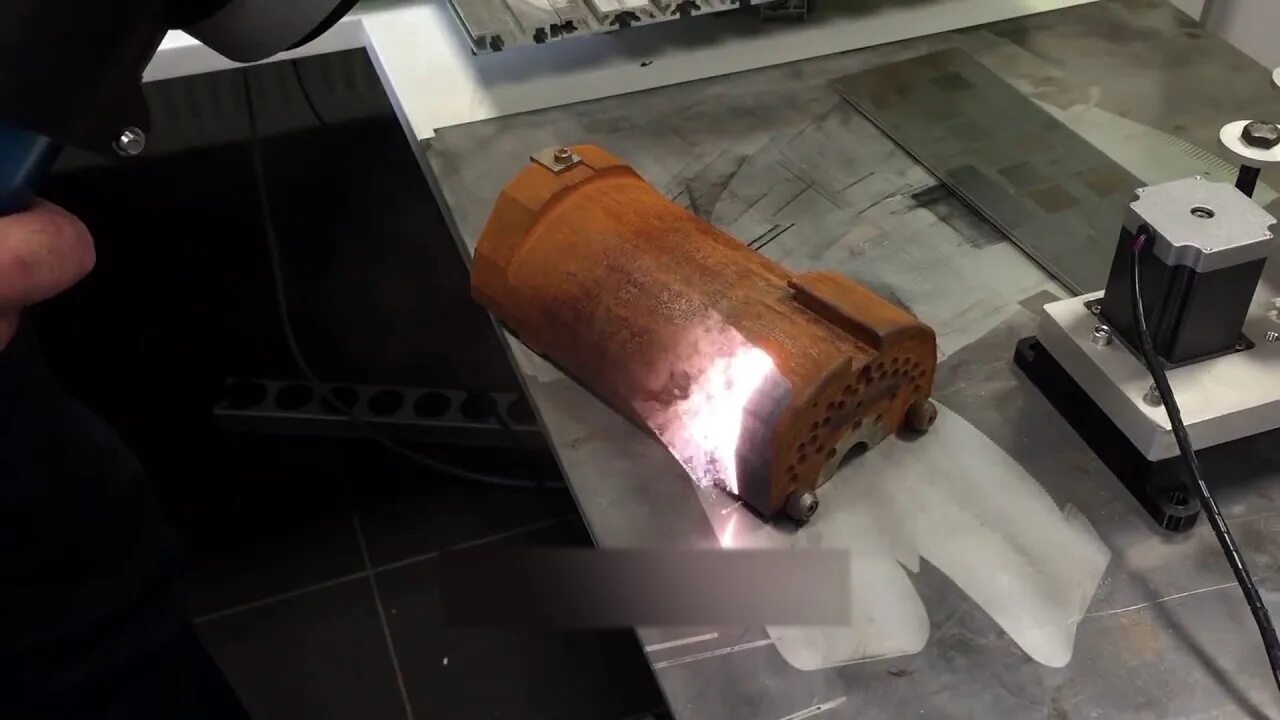 Лазерная чистка металла видео. Лазерный удалитель ржавчины. очистка металла лазером. лазерная чистка металла. зачистка металла от ржавчины.