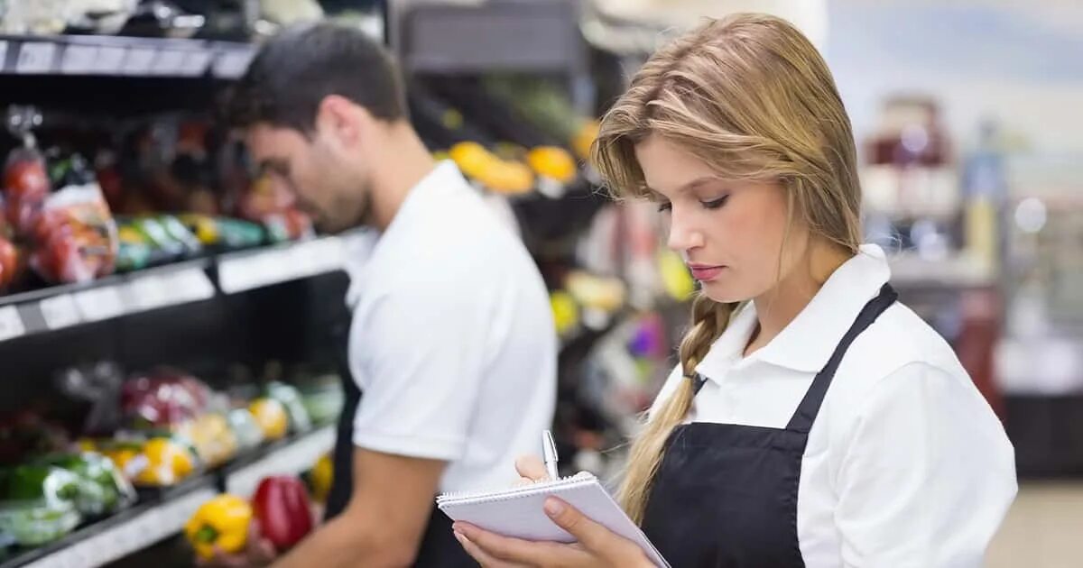 Как правильно работать в магазине. Персонал супермаркета. работники магазина. продавец в магазине. сотрудники супермаркета.