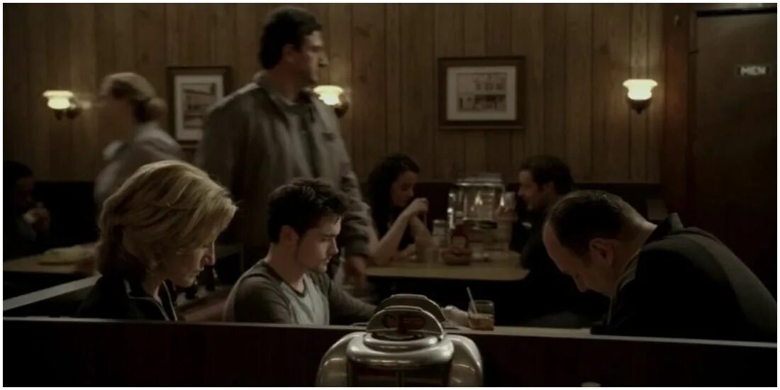 Конец сопрано. Конец сопрано. Конец сопрано. Тони сопрано в кафе. Конец сопрано.