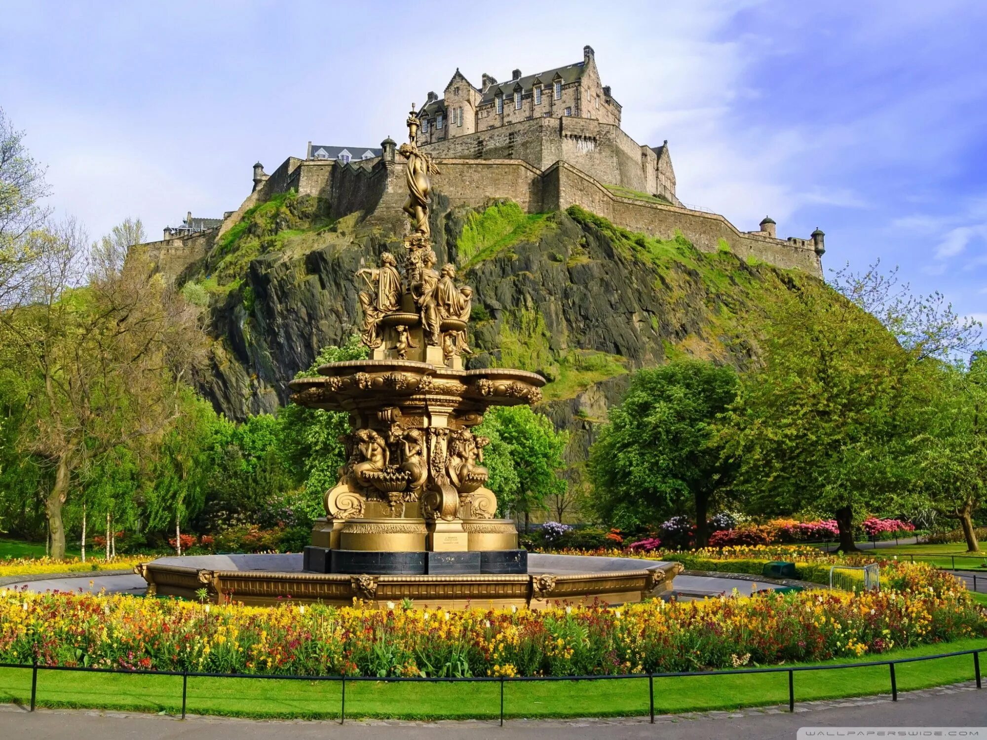 Достопримечательности среднего города. Шотландия столица Эдинбург. Фонтан Росса Эдинбург. Эдинбургский замок Шотландия. Эдинбургский замок (Эдинбург, Шотландия).