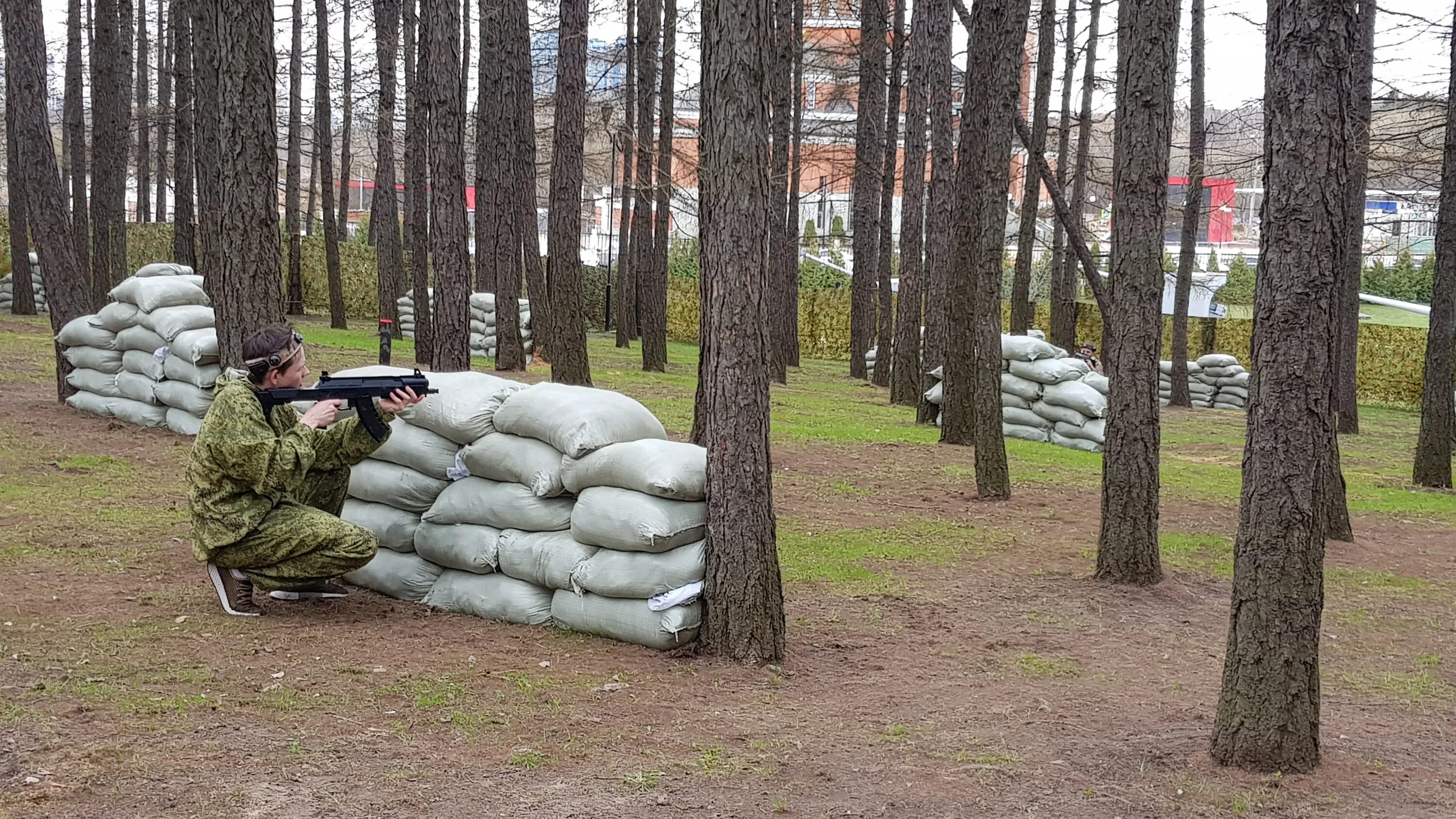 Лазертаг в парке. Полигон Рыбинск лазертаг. Хилл парк Липецк лазертаг. Лазертаг в парке Победы Екатеринбург. Лазертаг Белгород пикник парк.