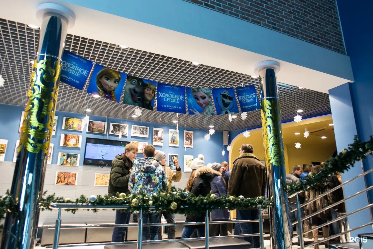 Кинотеатр дружба хабаровск афиша. Хабаровск кинотеатр Дружба. Амурский бульвар 56 Хабаровск. Кинотеатр атмосфера Хабаровск. Киноцентр Дружба Елизово.