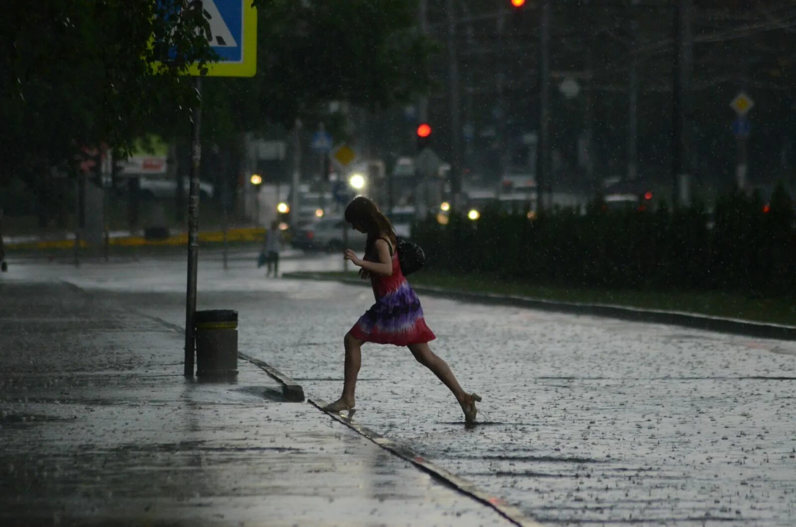 На улице была сильная. Сильный дождь девушка. Пасмурно сильный дождь. Девушка под дождем в городе. Девушка под дождем ветер.
