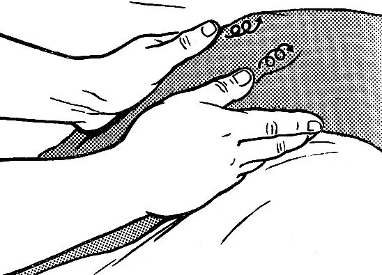 разминание подушечками больших пальцев. самомассаж пальцев рук. большими пальцами массирует. массаж пальцами рук. массаж пальцев.