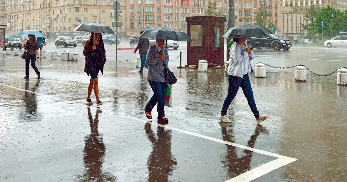 Через час дождь пойдет. Дождь в городе. Небольшой дождь. Человек под дождем. Дождь в Москве.