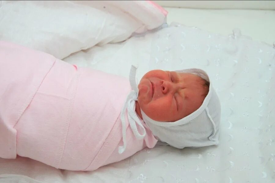 Фото новорожденной девочки в роддоме. Новорожденных девочки в роддоме. Новорожденный в рлддом. Новорожденный ребеночек в роодоие. Новорожденная девочка в роддоме.