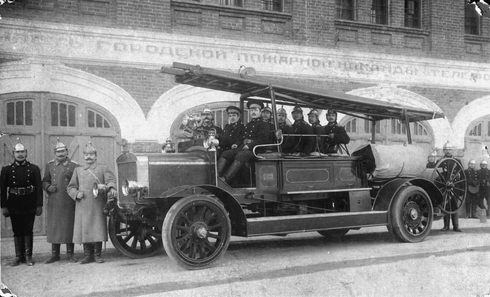 Советская пожарная охрана 17 апреля 1918. Пожарная охрана 1918. Старые пожарные автомобили. Первый пожарный автомобиль. 17 апреля 1918