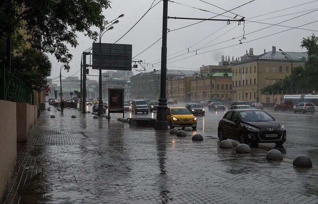 Дожди москва и московская область. Дождливая Москва. Дождь в Москве. Дождь на улице. Сильное наводнение.