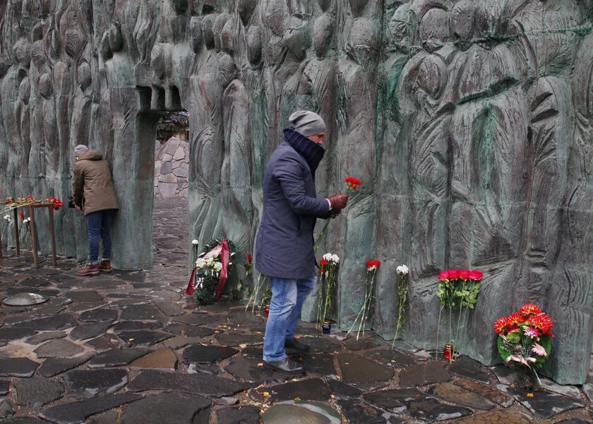 Шаман памяти жертв. Памятник жертвам политических репрессий Красноярск. Стена скорби Подмосковье. Жертвы политических репрессий.