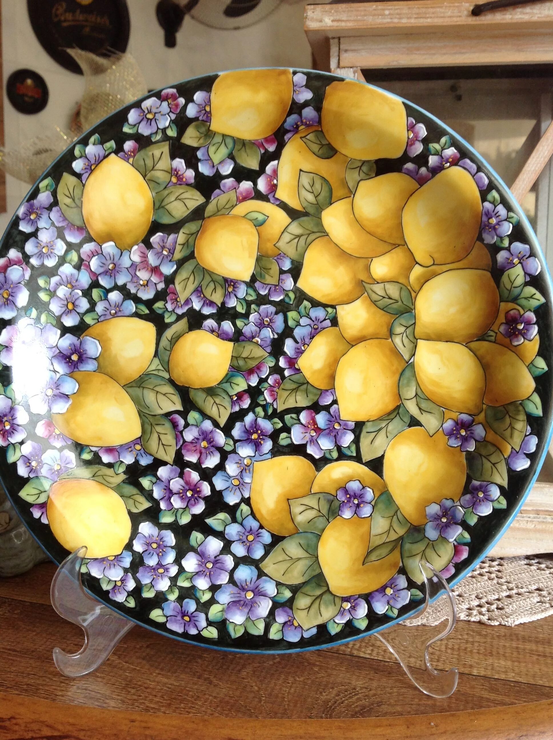 Тарелки с лимонами. Лимон на тарелке. Итальянские тарелки с лимонами. Керамические тарелки с лимонами. Лимоны итальянская керамика.