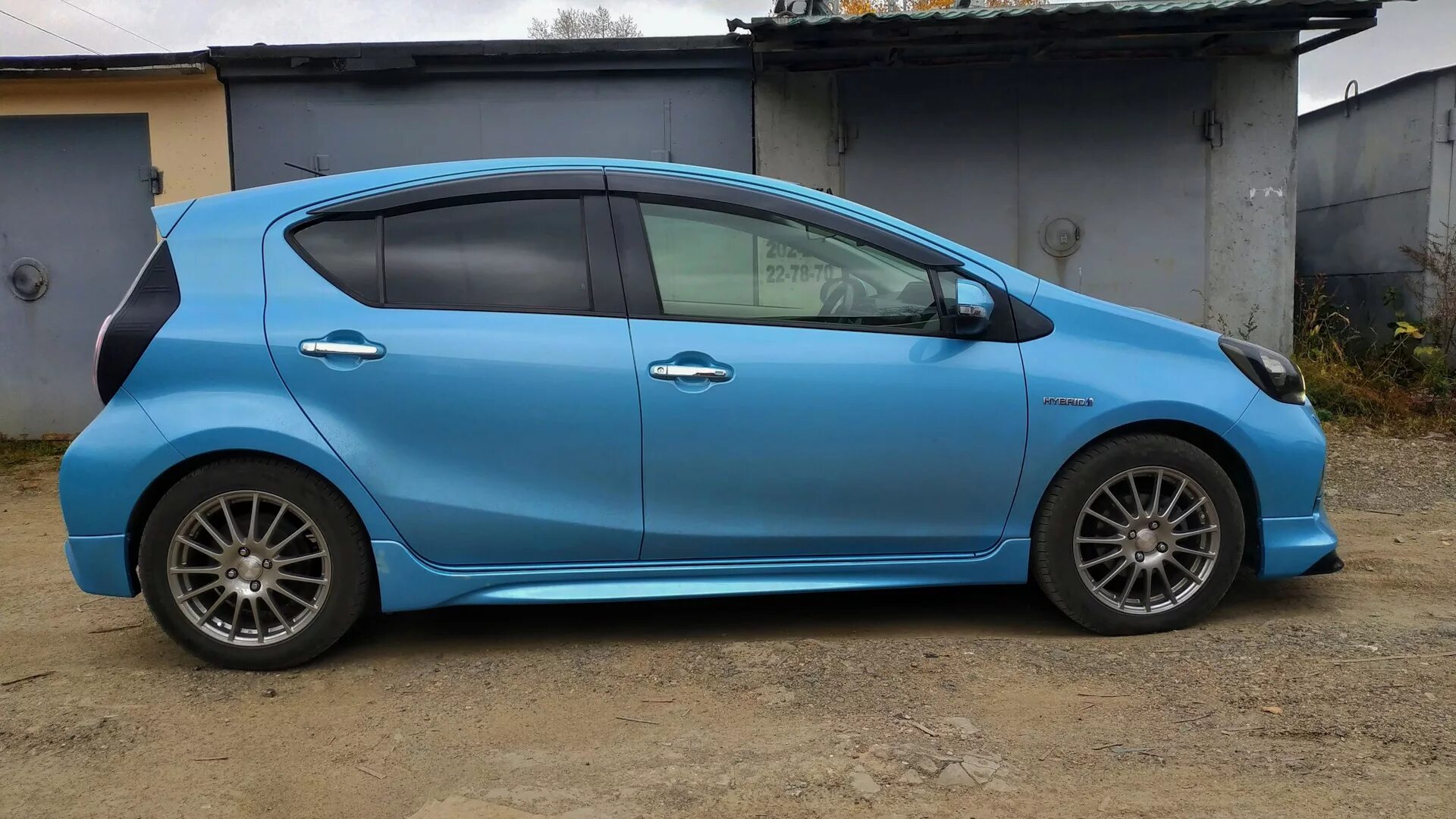 Тойота аква колеса 205/55. Оригинальные диски тойота аква 2015 года. Toyota aqua проставки. Аква колесо. Toyota aqua 16 диски.