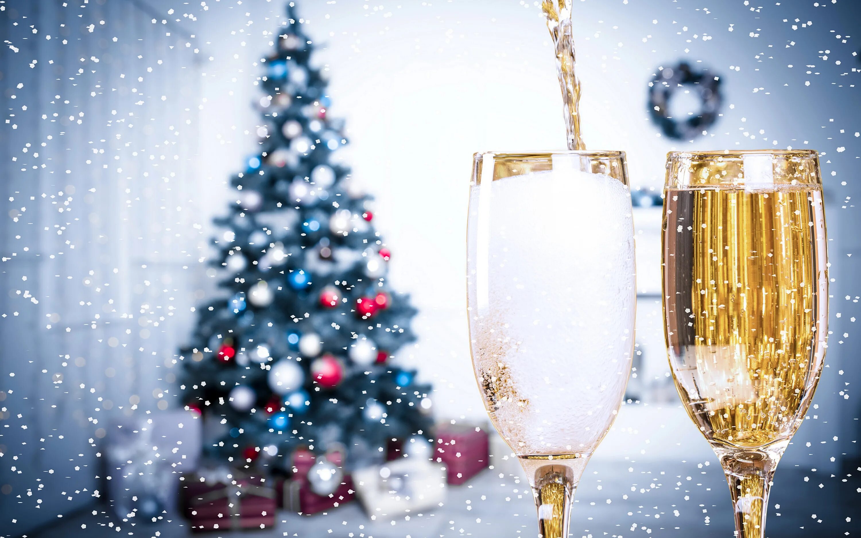 Шампанские новый год. Новогодние бокалы. Бенгальские огни. Новогодние бокалы с шампанским. Sparkling new year.