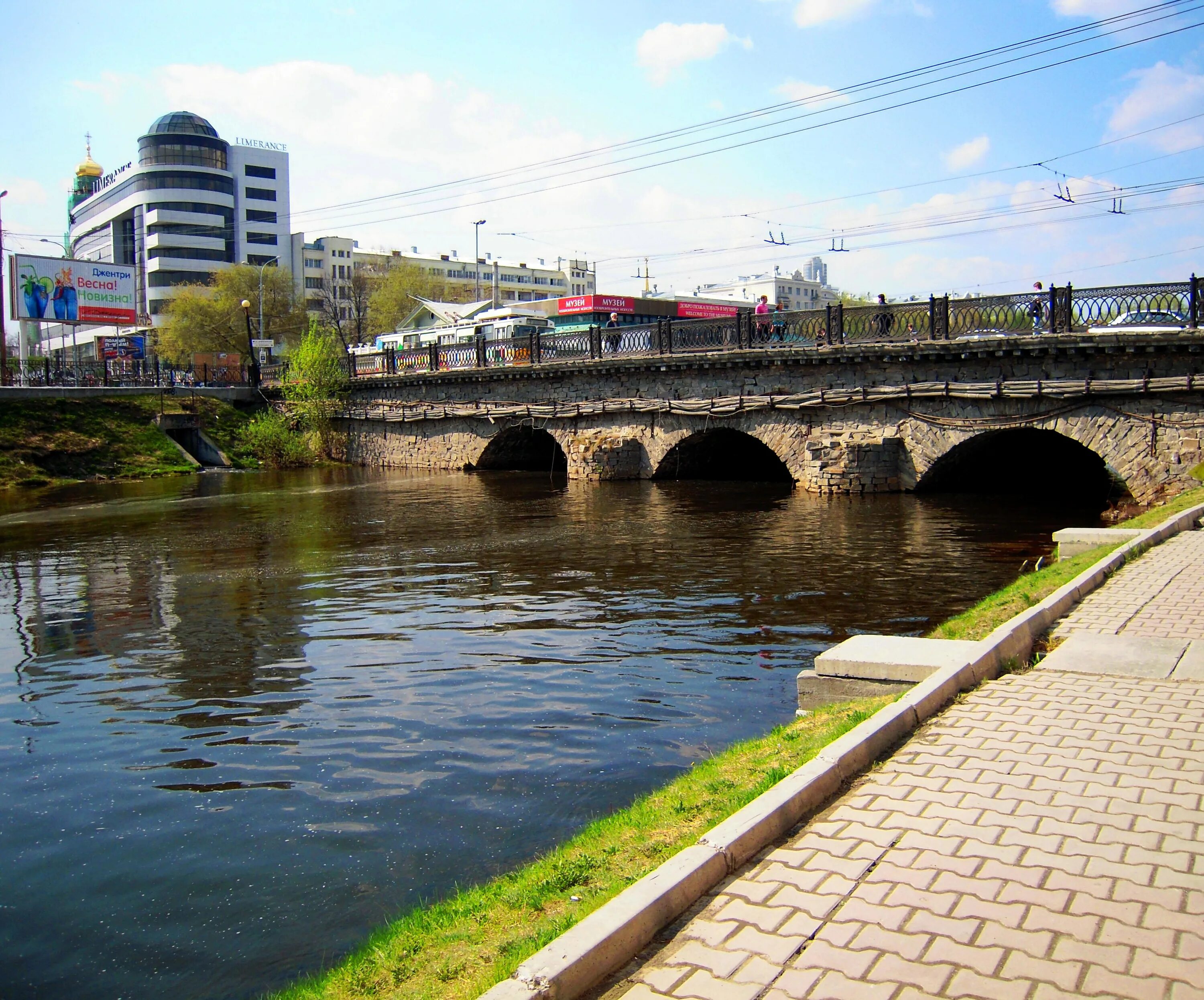 Улица с речкой. Улица с мостом. Улица города с речкой. Река ул. Street river