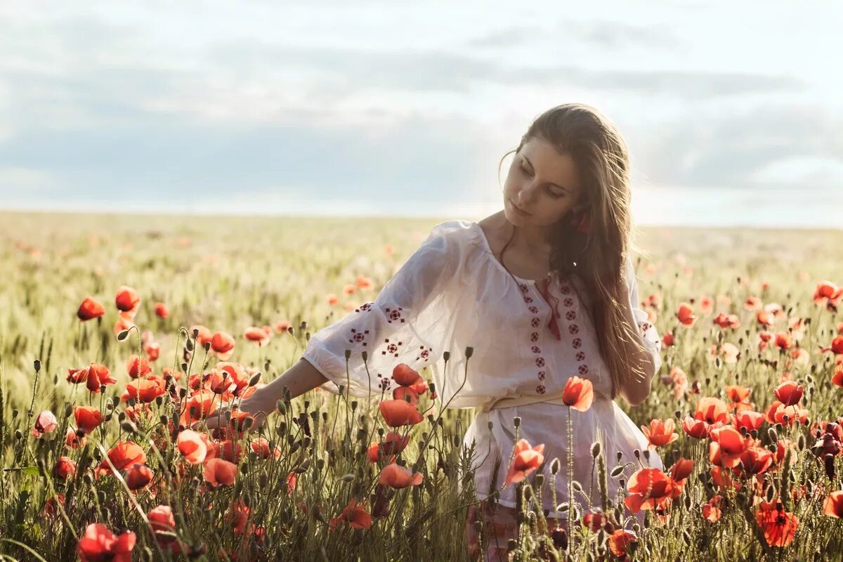 Девушка в поле. Девушка идет по полю. Девушка в поле. Девушка убегает в поле. Девушка в цветущем поле.