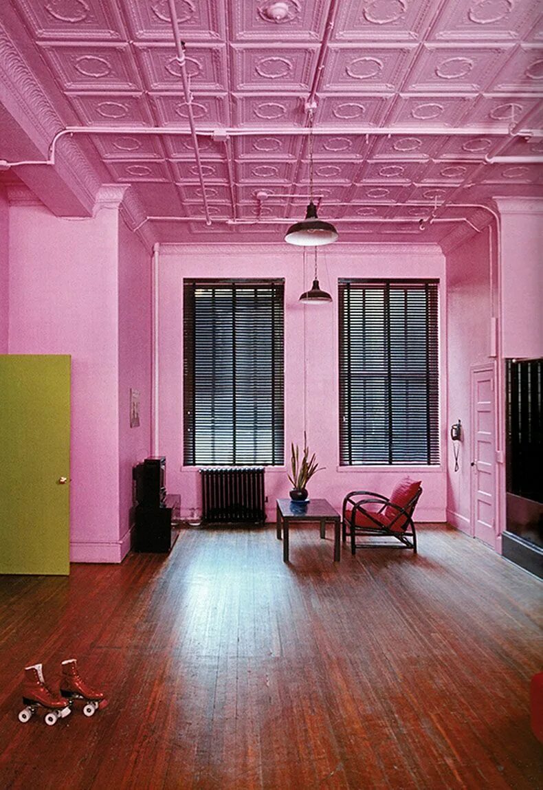 Розовый лофт. Цветной потолок. Розовый лофт интерьер. Цветной потолок в интерьере. Квартира цветной