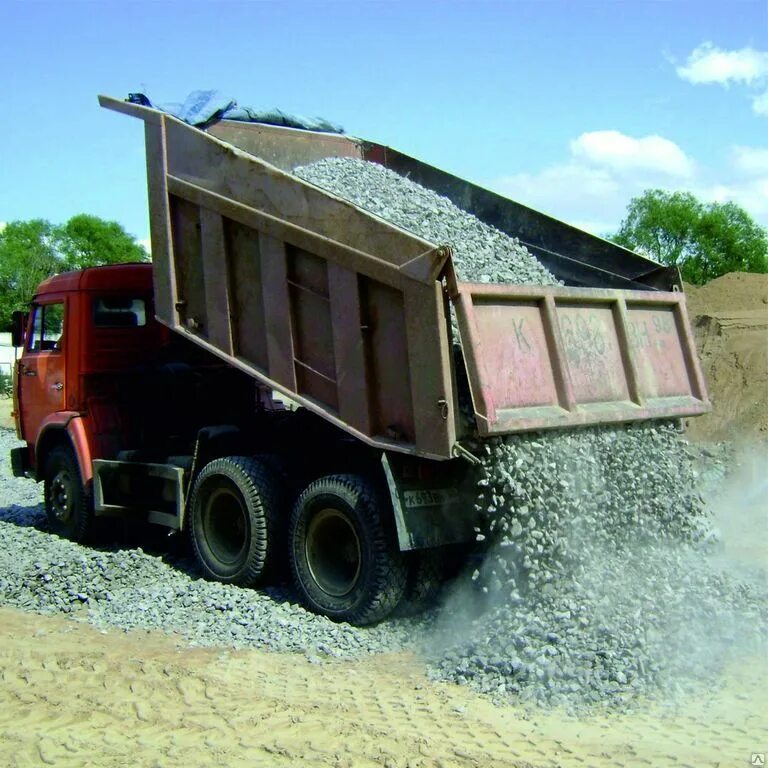 КАМАЗ 65115 самосвал с песком. КАМАЗ 55111 С щебнем. КАМАЗ самосвал с песком. КАМАЗ разгружает песок. Песок щебень с доставкой цена