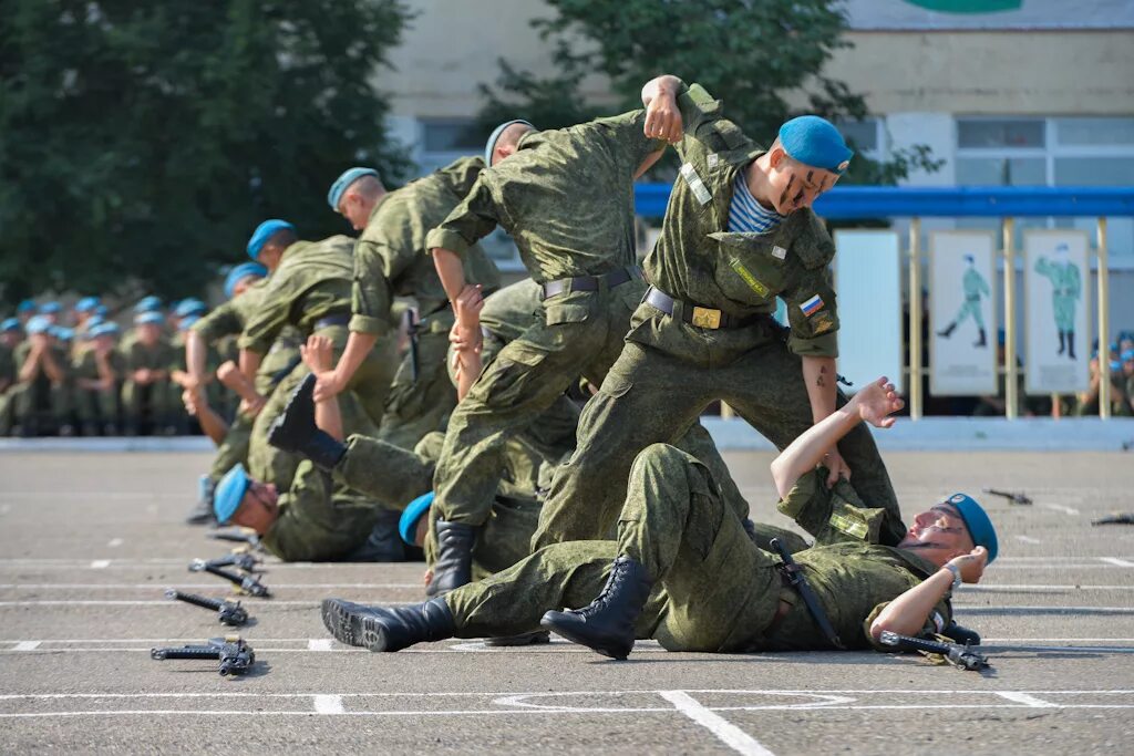 Десантники в армии. Воздушно-десантные войска. Российская армия десантники. Показательные выступления десантников.