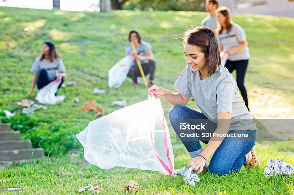 Local clean. Волонтеры убирают пластик. Pick up Litter. Волонтеры убирают мусор. Волонтёры убирают мусор презентация.