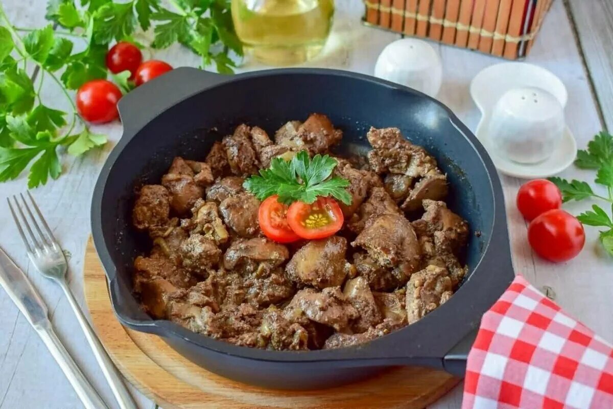 Приготовить куриную печень на сковороде вкусно быстро. Печенка жареная на сковороде. Печень куриная жареная с луком. Печенка с луком на сковороде. Печень куриная жареная с луком на сковороде.