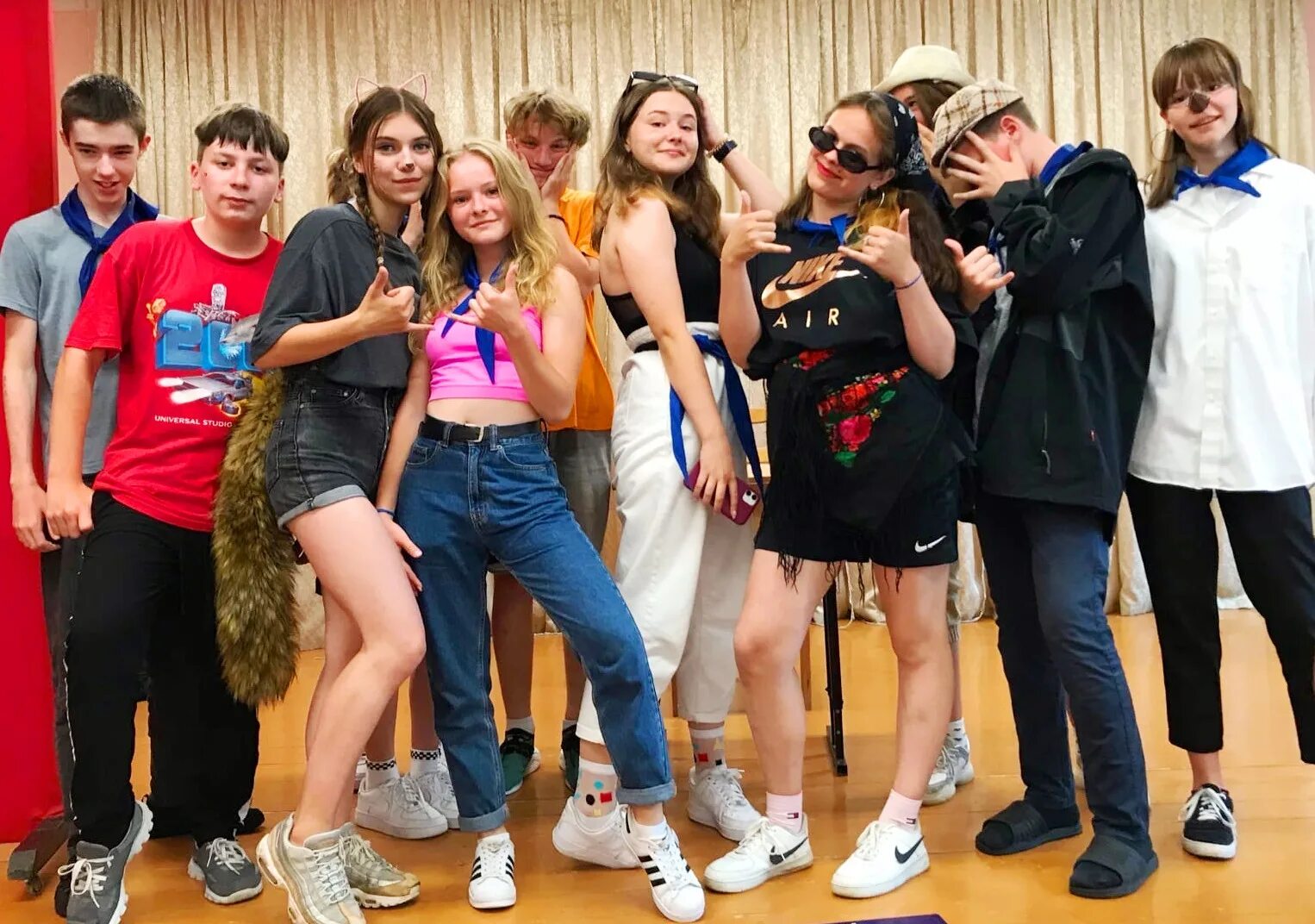 Молодежная дискотека. Тематический вечер. Студенты танцуют. Вечеринка в лагере. Подростковые развлечения.