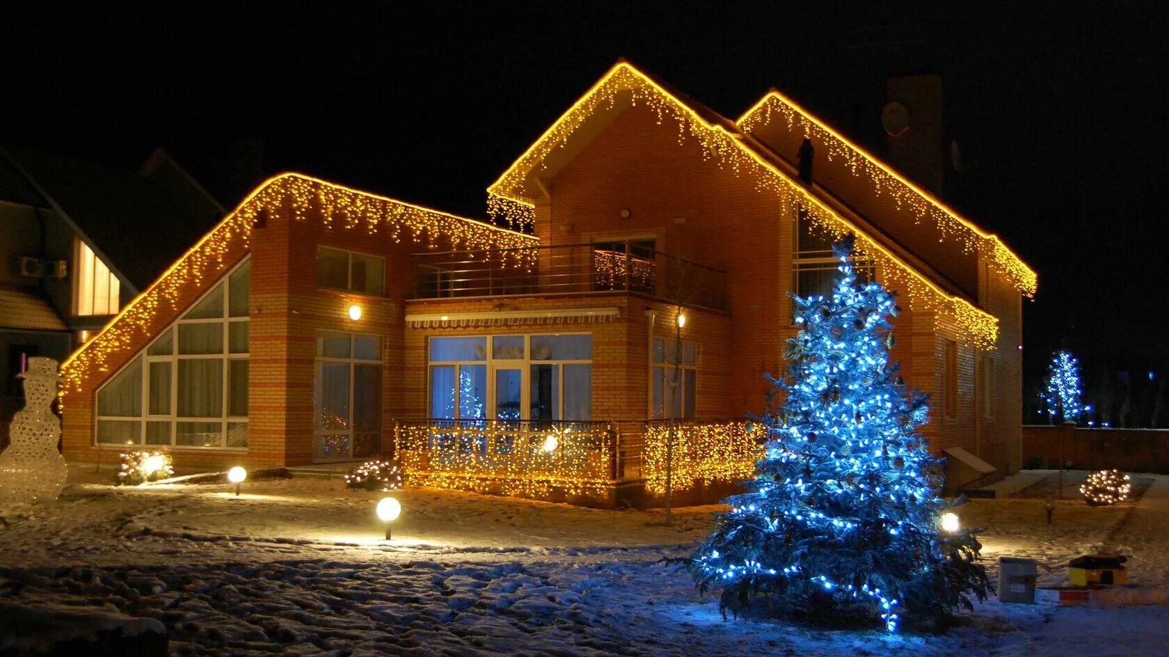 Новогоднее освещение домов. Новогодняя иллюминация домов. Украшение фасада дома на новый год. Украшение домов гирляндами. Новогодние гирлянды на дом